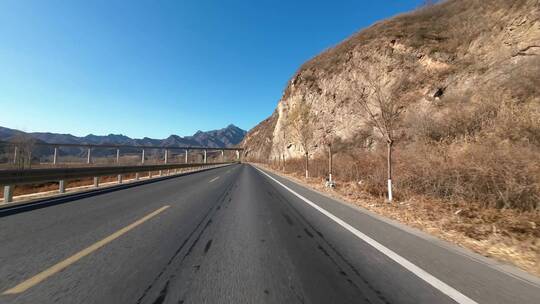 行车视角道路两侧绿化风景开车第一视角开车