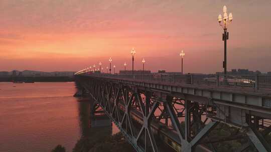 黄昏晚霞下的南京长江大桥车流延时摄影