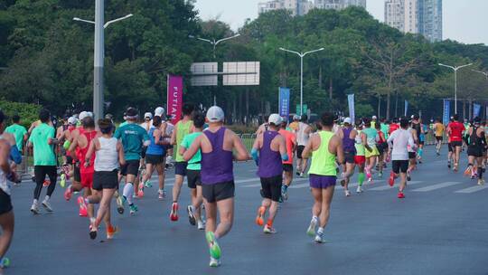 深圳马拉松人群奔跑的背影