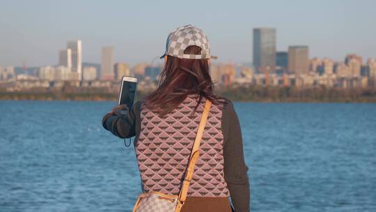 滇池畔远眺昆明城市自拍的女孩视频素材模板下载