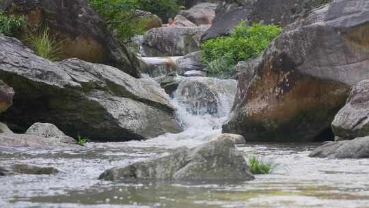 夏日风情：山涧溪谷流水中的清凉浴场