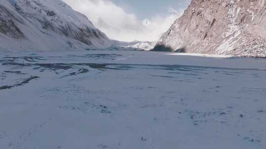 雪山峡谷白茫茫