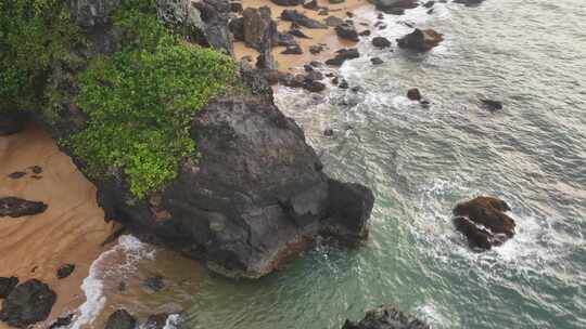 海南万宁山钦湾燕子洞航拍