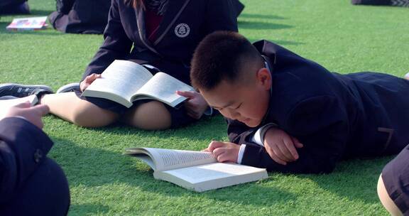 在操场上学习的学生