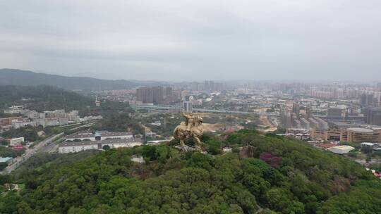 泉州郑成功雕像航拍丰泽区大坪山看市区阴天