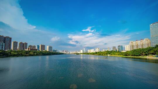 广西南宁天际线南湖公园天空之镜