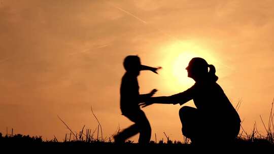 幸福生活宣传片夕阳下母子温馨画面