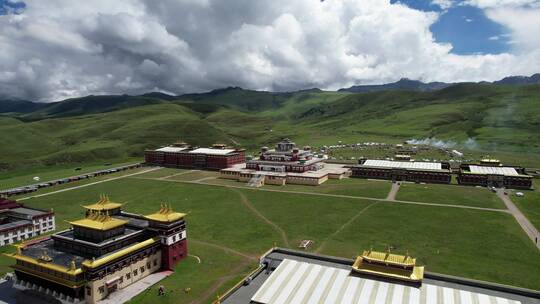 草原航拍藏族建筑