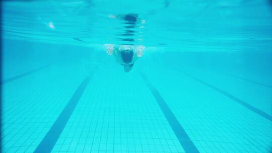 游泳的运动员