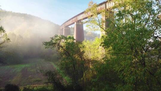雾中山脉间的铁路栈桥