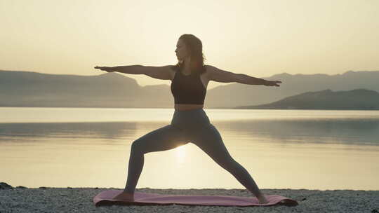 海洋边从事健康生活方式的女性剪影