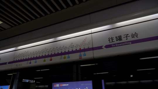 最新湖南长沙地铁4号线南站乘客视频素材模板下载