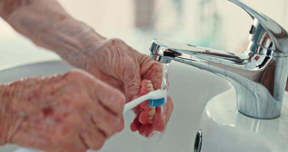 老年人，在浴室刷牙和戴假牙以保持卫生