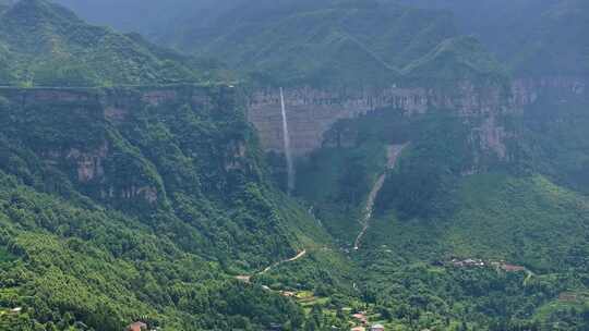 航拍美丽中国喀斯特地貌高山、森林、瀑布