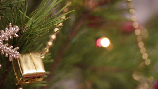圣诞树上的雪花装饰和闪烁的花环