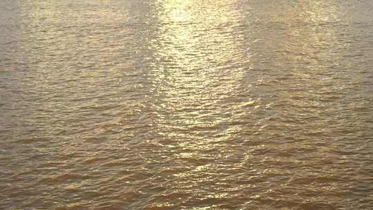 金色水面阳光照射江面夕阳下海面波光粼粼