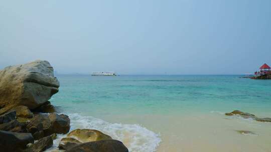 阴天海景大海边蓝色海水海浪拍打礁石岩石