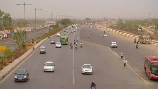印度公路上的交通航拍
