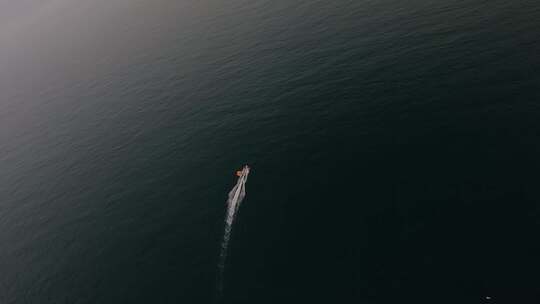 fpv穿越机航拍双月湾大海上拖伞海边滑翔伞