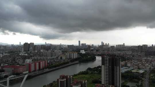 极端天气下的城市航拍