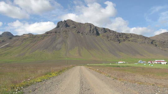 冰岛上的泥土道路