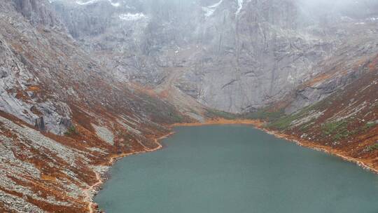 航拍莲宝叶则阿坝山峰湖泊阴天雪山高原