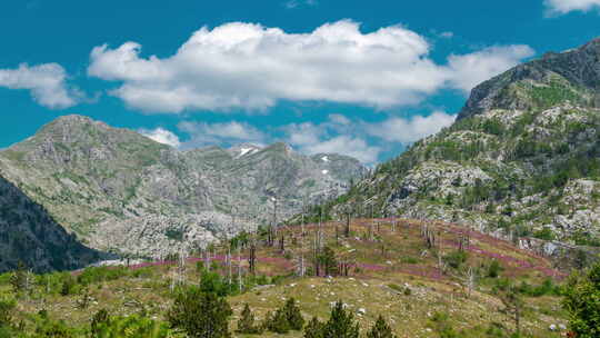 格里巴杰黑山山谷中带云的精确山脉的延时视图