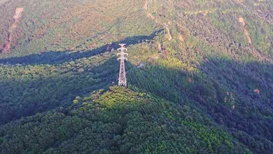 夏季山顶森林与高压线输电线路