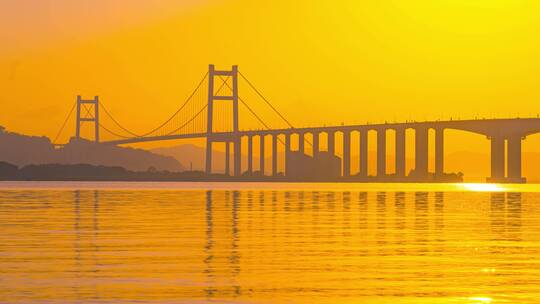 8K唯美海平面跨海大桥倒影金色光芒