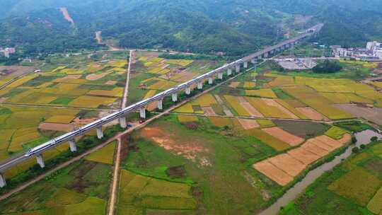 田野间的高铁线路航拍风光