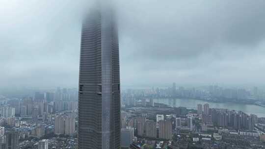 航拍雨后云雾缭绕的湖北武汉绿地中心大厦