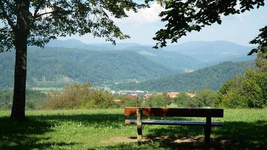 一张面向山景的木凳