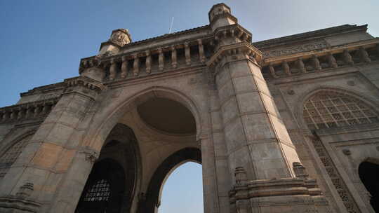 蓝天映衬下的孟买印度之门