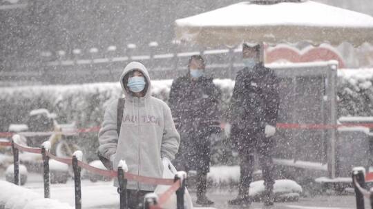 下雪天一个人孤独等待视频素材模板下载