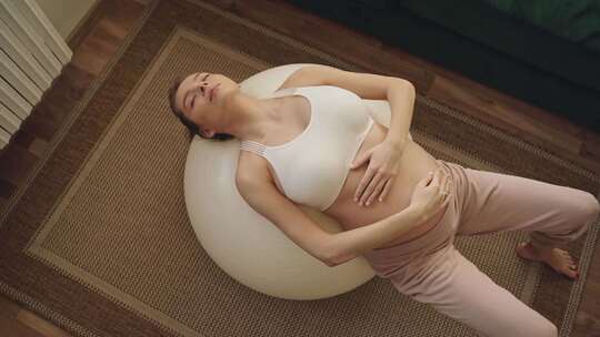 孕妇做瑜伽视频素材模板下载