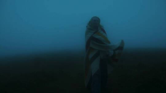 女人披着毯子在雾里视频素材模板下载