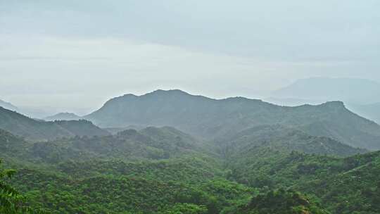 夏季金山岭长城早晨阴雨雾气风光