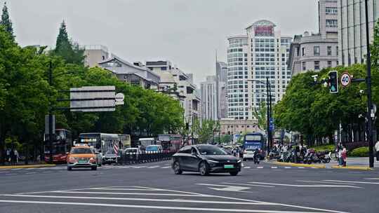 街道马路车流交通运输