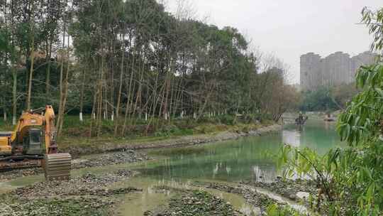 河边挖掘机作业场景