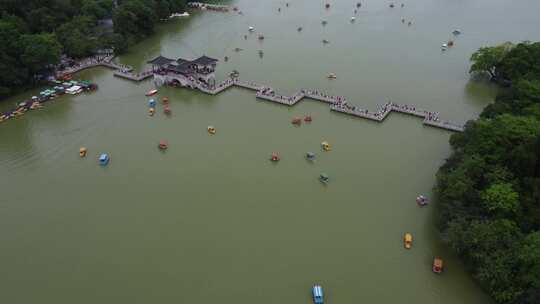 广东惠州：五一黄金周期间西湖湖上游船众多