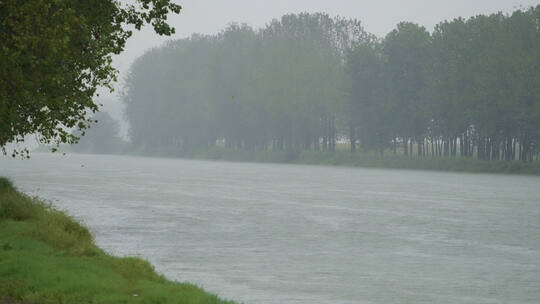雨点落入水面河道旁2