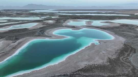 青海海西大柴旦翡翠湖碧水沙滩航拍视频