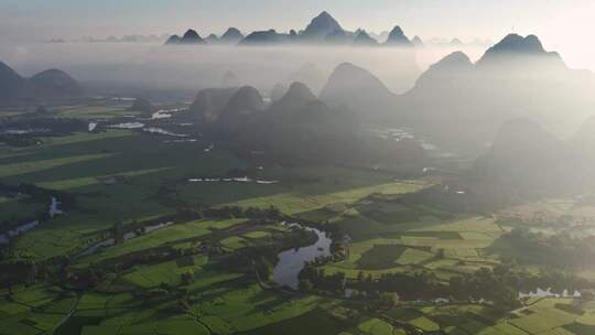 航拍清晨云雾中桂林喀斯特地貌绿色稻田