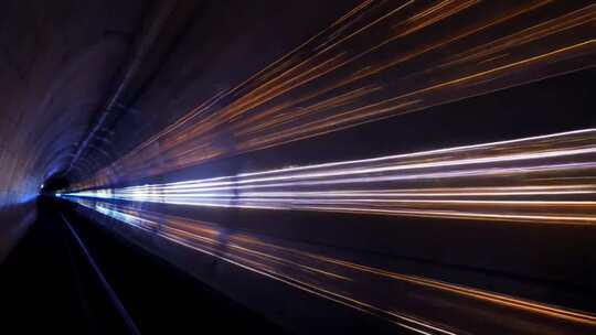 隧道内光线穿梭景象
