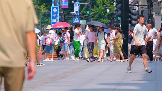 城市夏天暑假酷暑高温炎热街道市民人群人流