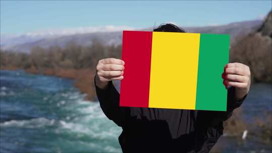 手持几内亚国旗横幅的人视频素材模板下载