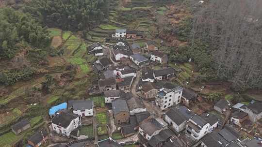 皖南大山中的自然村落