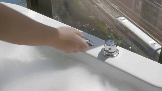 在浴缸里加热水视频素材模板下载