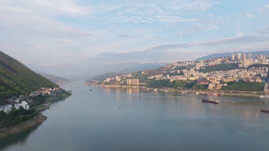 长江边的重庆巫山县县城早晨航拍合集