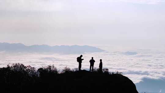 团队登山剪影山顶眺望攀登顶峰人物背影爬山